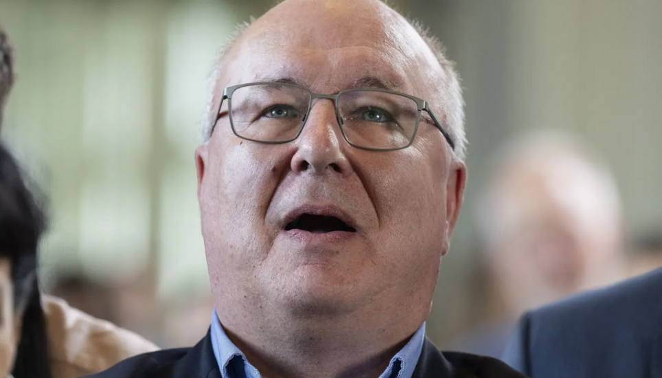 Pierre-Yves Maillard schaut im Berner Programm auf die Leinwand, auf der in wenigen Momenten die Resultate eingeblendet werden. Bild: Key
