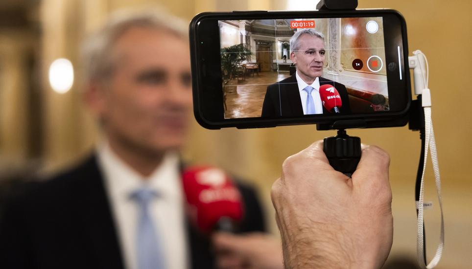 Beat Jans gibt vor seiner Wahl in den Bundesrat ein Interview. Während für Medienschaffende im Bundeshaus Regeln gelten, herrscht bei der Politwerbung Wildwuchs. Bild: Key