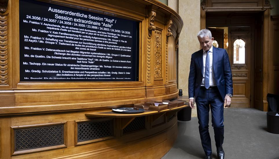 Justizminister Beat Jans auf dem Weg zur ausserordentlichen Asyldebatte im Nationalrat. Bild: Beat Jans