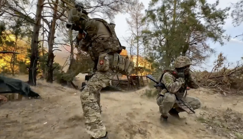 Russische Soldaten feuern auf ukrainische Verteidiger: In den besetzten Gebieten herrscht nicht nur Angst vor den Raketen der Russen, sondern auch vor ihren Krankheiten. Bild: Key