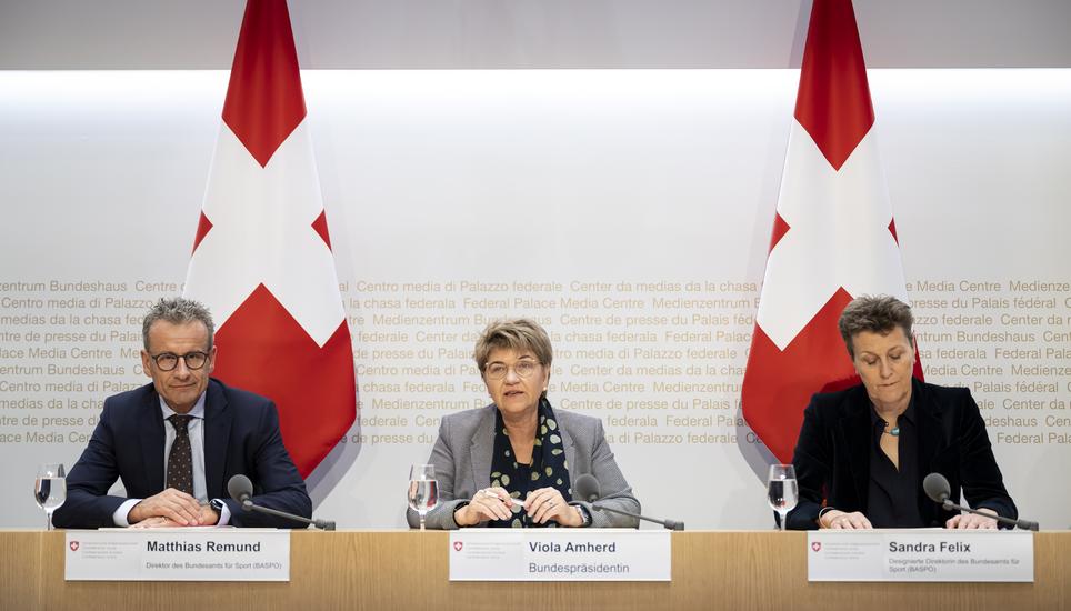 Bundespräsident und Sportministerin Viola Amherd (Mitte) erläutert den Entscheid an einer Medienkonferenz. Bild: Keystone