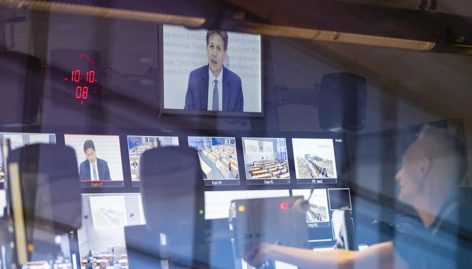 Blick in den Regieraum des Medienzentrums Bundeshaus während der Medienkonferenz, an der Christian Dussey, Direktor Nachrichtendienst des Bundes, den Lagebericht Sicherheit Schweiz 2023 vorstellte. Das war am 26. Juni 2023. Bild: Alessandro Della Valle / KEYSTONE