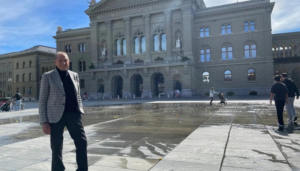 Kurt Aeschbacher posiert für CH Media vor dem Bundeshaus. Die TV-Legende engagiert sich mit einer Volksinitiative gegen die dynamische Übernahme von EU-Recht. Bild: Kari Kälin (Bern, 30. September 2024)
