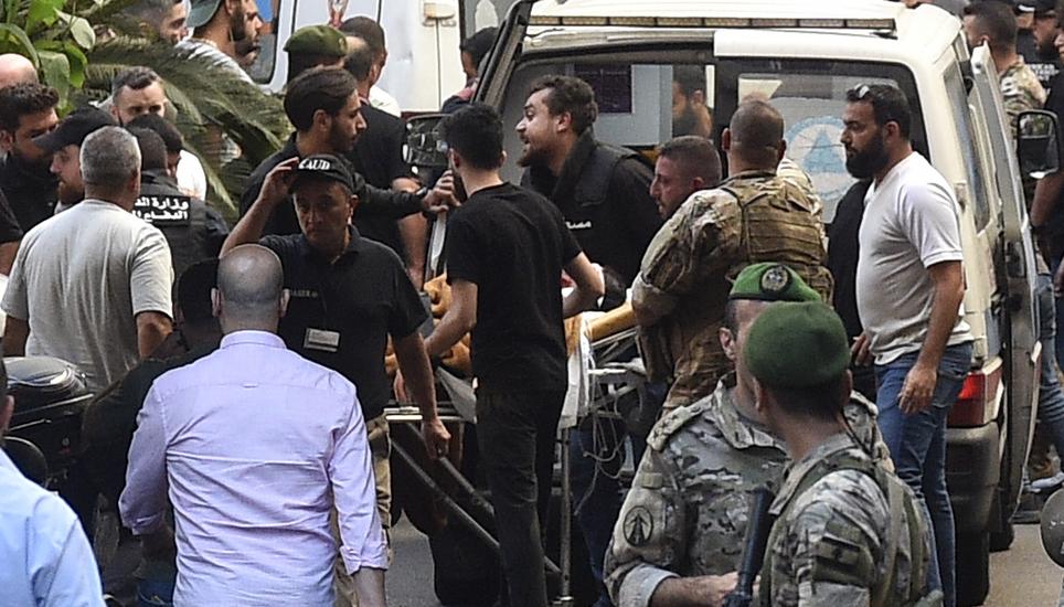 Eine verletzte Person, deren Pager explodiert ist, wird am 17. September 2024 in Beirut in ein amerikanisches Spital transportiert. Bild: Key