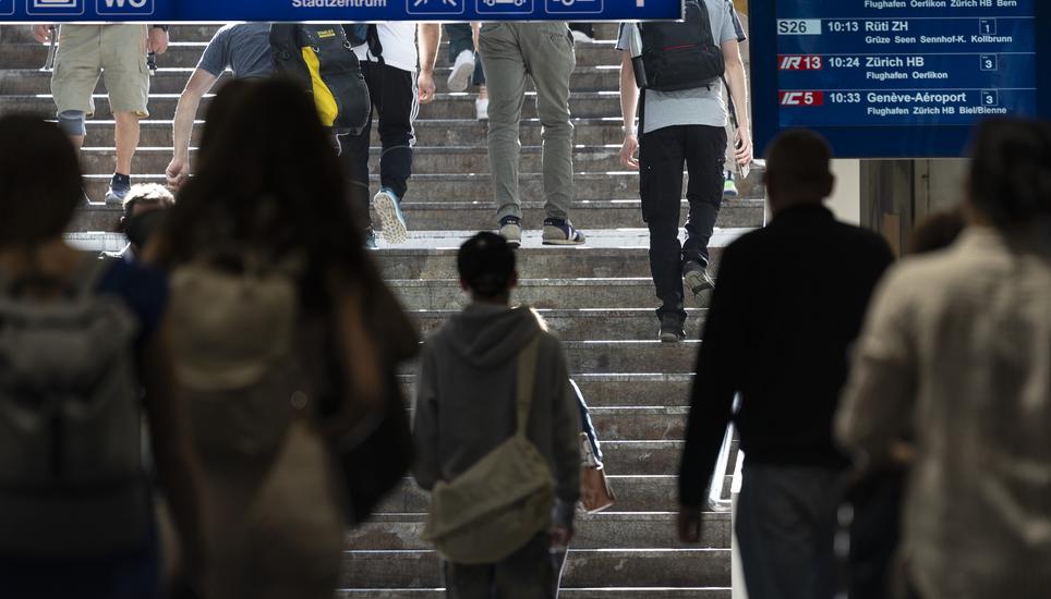 Müssen S-Bahn-Pendler bald mehr für ihr Ticket bezahlen, weil der Bund sparen will? Bild: Key