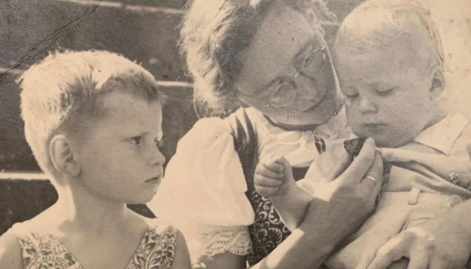 So kannte Wolfgang Schmidbauer seinen Bruder: Ernst (links) blickt auf Wolfgang (rechts), der auf dem Schoss der Mutter sitzt. Bild: zvg
