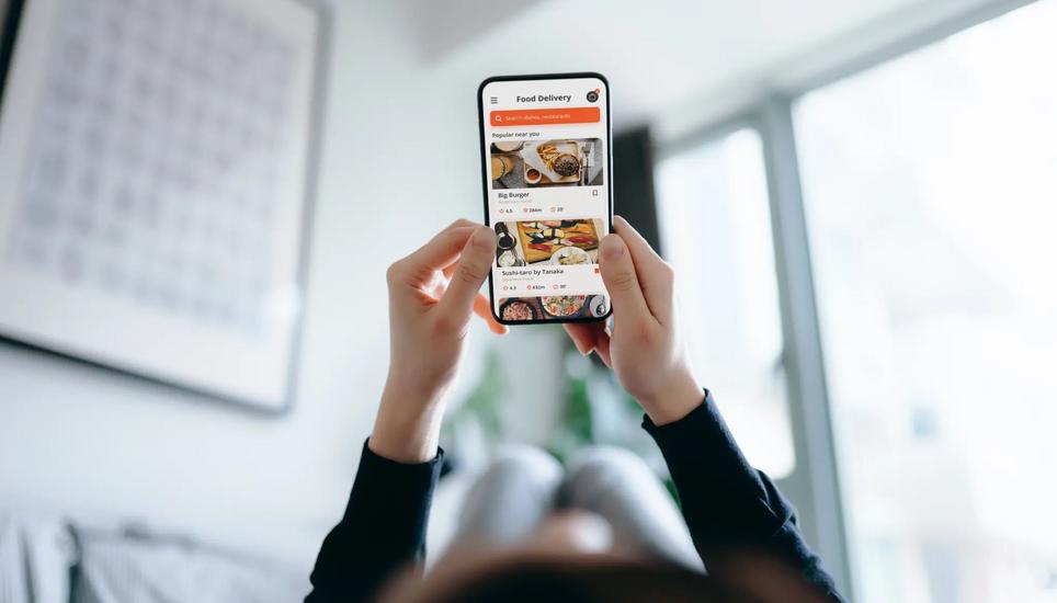 Schnell bestellt und schnell geliefert. Wer aber hinter dem Betrieb steht, der das Essen zubereitet, bleibt oft unklar. Symbolbild: Getty