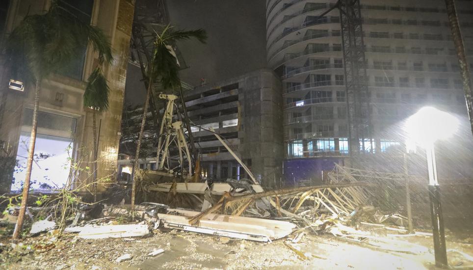 Die Zerstörung im Bundesstaat Florida ist gross. Bild: Key Debris covers the ground near a crane that fell onto a building along 1st Avenue South in St. Petersburg, Fla., as Hurricane Milton's strong winds tore through the area Thursday, Oct. 10, 2024. (Chris Urso/Tampa Bay Times via AP)