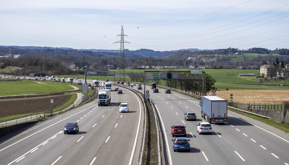 Auf dem Streckenabschnitt Grauholz bei Bern ist die Autobahn A1 bereits heute auf drei Spuren ausgebaut. Bild: Key