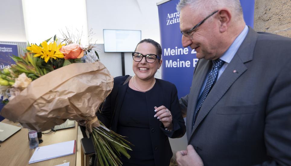 SVP-Nationalrätin Martina Bircher freut sich über die Wahl zur Aargauer Regierungsrätin – mit Andreas Glarner, dem Präsidenten der SVP des Kantons Aargau. Bild: Key