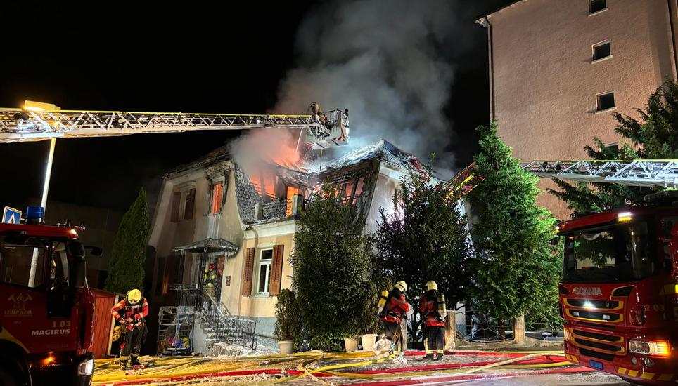 Die Feuerwehren konnten verhindern, dass die Flammen auf andere Häuser übergreifen. Bild: zVg/SHPol