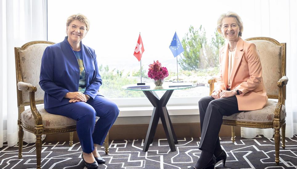 Werden sich beim Treffen der Europäischen Politischen Gemeinschaft in der ungarischen Hauptstadt über den Weg laufen: EU-Kommissionspräsidentin Ursula von der Leyen (rechts) und Bundespräsidentin Viola Amherd hier in Stansstad diesen Juni. Bild: Key
