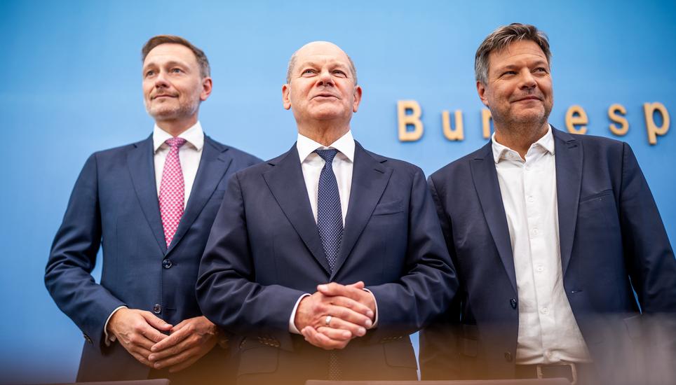 Da war die Ampel-Welt noch in Ordnung - oder wenigstens nicht komplett zerrüttet: Finanzminister Christian Lindner, Kanzler Olaf Scholz und Wirtschaftsminister Robert Habeck. Bild: Key