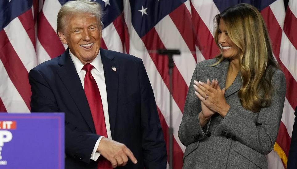 Ein gut gelaunter Donald Trump lässt sich feiern. Rechts seine Gattin Melania, während eines Auftrittes im Konferenzzentrum von Palm Beach. Alex Brandon / AP