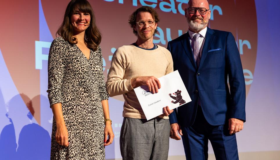 Corsin Gaudenz (Mitte) bei der Preisverleihung des Förderpreises der Internationalen Bodensee-Konferenz. Bild: zvg