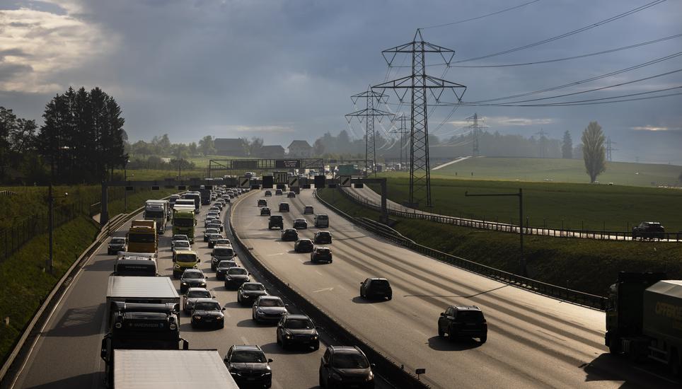 Seit kurzem durchgehend dreispurig befahrbar: die Nordumfahrung Zürich der Autobahn A1. Bild: Key