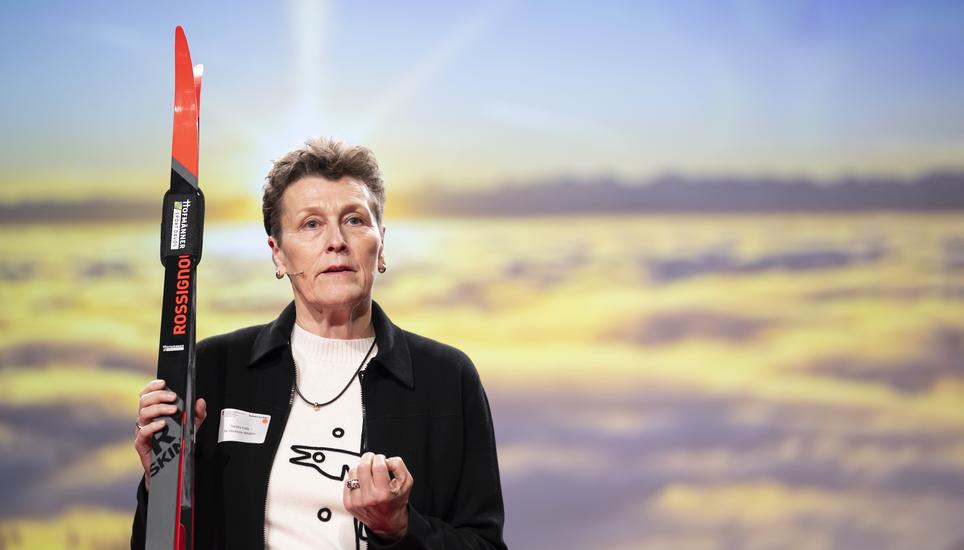 Die neue Baspo-Direktorin Sandra Felix spricht bei der Stabsübergabe zu den geladenen Gästen. Bild: Key