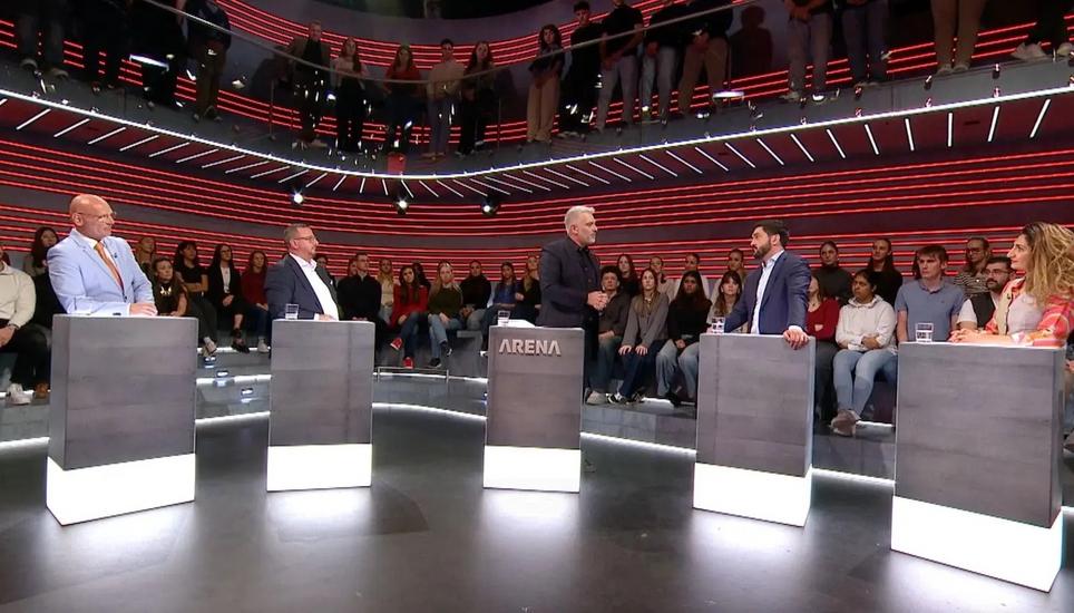 «Arena» vom 15. November: Mit Alfred Heer (v.l.n.r.), Philipp Bregy, Moderator Sandro Brotz, Cédric Wermuth und Sibel Arslan. Bild: SRF/Arena