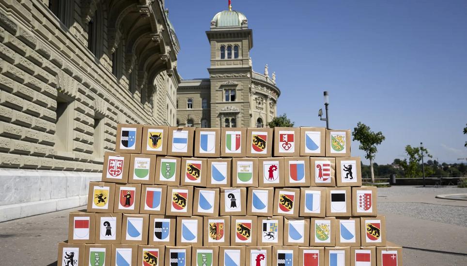 Vielleicht schon bald ein Bild der Vergangenheit? Schachteln mit gesammelten Unterschriften auf Papier. Bild: Keystone