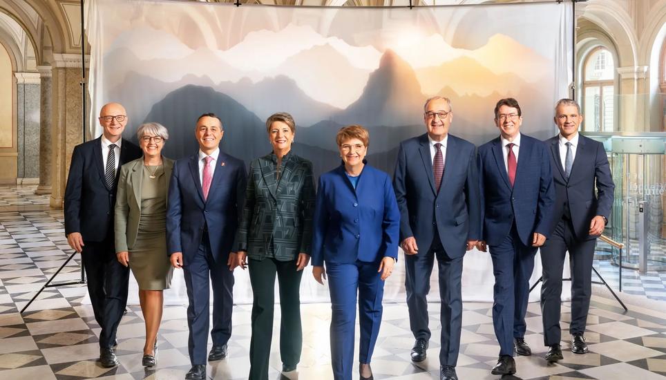 Die Präsidentin marschiert im blauen Anzug voran: das offizielle Bundesratsfoto 2024. Bild: Sina Guntern/Bundeskanzlei
