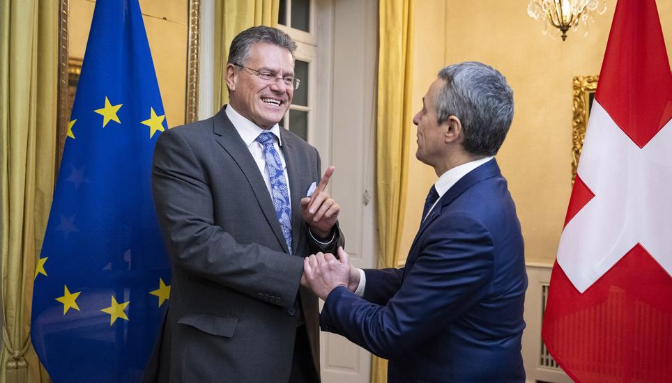 Schwierige Verhandlungen, trotzdem gute Laune: Aussenminister Ignazio Cassis und der frisch im EU-Parlament im Amt bestätigte EU-Kommissar Maros Sefcovic (links). Bild: Key epa11744090 Maros Sefcovic (L), Executive Vice-President of the European Commission, and Swiss Federal Councillor Ignazio Cassis (R) shake hands during a working visit at the Lohn country residence of the Swiss government in Kehrsatz near Bern, Switzerlan