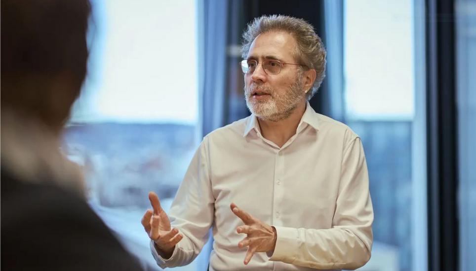 Urs Hölzle beim Interview mit der «Schweiz am Wochenende» in den Google-Büros an der Zürcher Europa-Allee. Bild: CH-Media