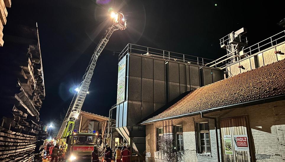 Die Feuerwehr verschaffte sich Zugang zum Silo über das Dach. Bild: zvg/Kantonspolizei Zürich
