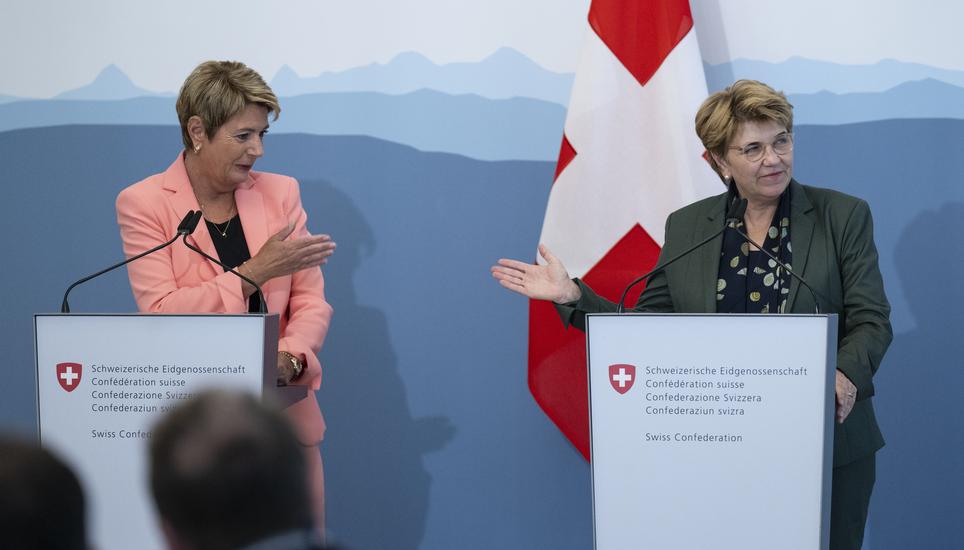 Derzeit ist Finanzministerin Karin Keller-Sutter (links) für Beyond Gravity verantwortlich. Schon bald könnte die Zuständigkeit an Verteidigungsministerin Viola Amherd übergehen. Bild: Keystone