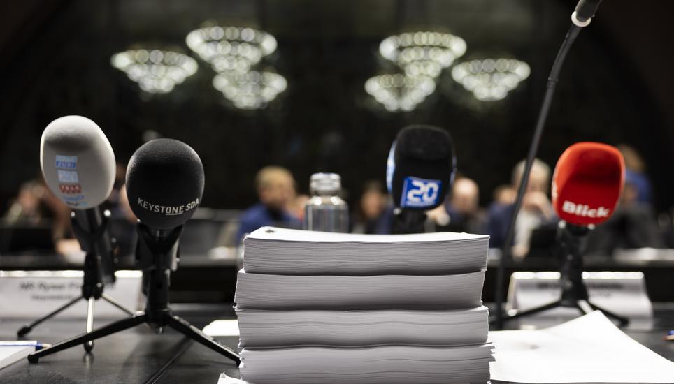 Der Bericht der PUK liegt auf dem Tisch, kurz vor Beginn einer Medienkonferenz ueber die Ergebnisse der Parlamentarischen Untersuchungskommission PUK zum Fall der Credit Suisse. Bild: Key