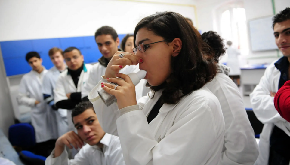 Über 120 Schweizerinnen und Schweizer sind da eingeschrieben: Medizinstudierende an der Universität von Cluj-Napoca in Rumänien. Bild: Daniel Mihailescu/AFP (13. 3. 2009)