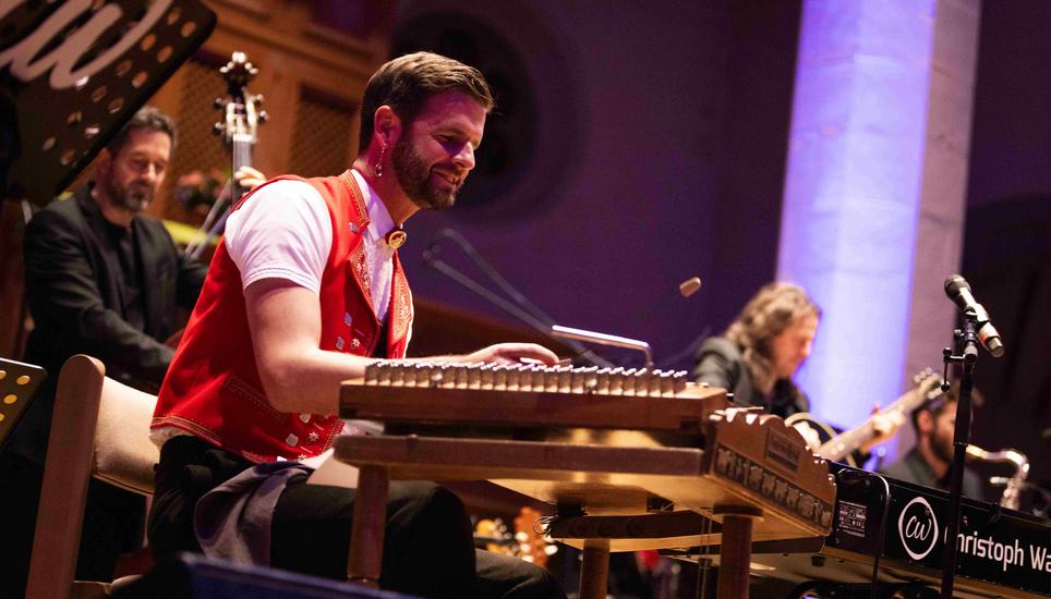 Hackbrettspieler Nicolas Senn demonstriert die Vielseitigkeit seines Instruments.