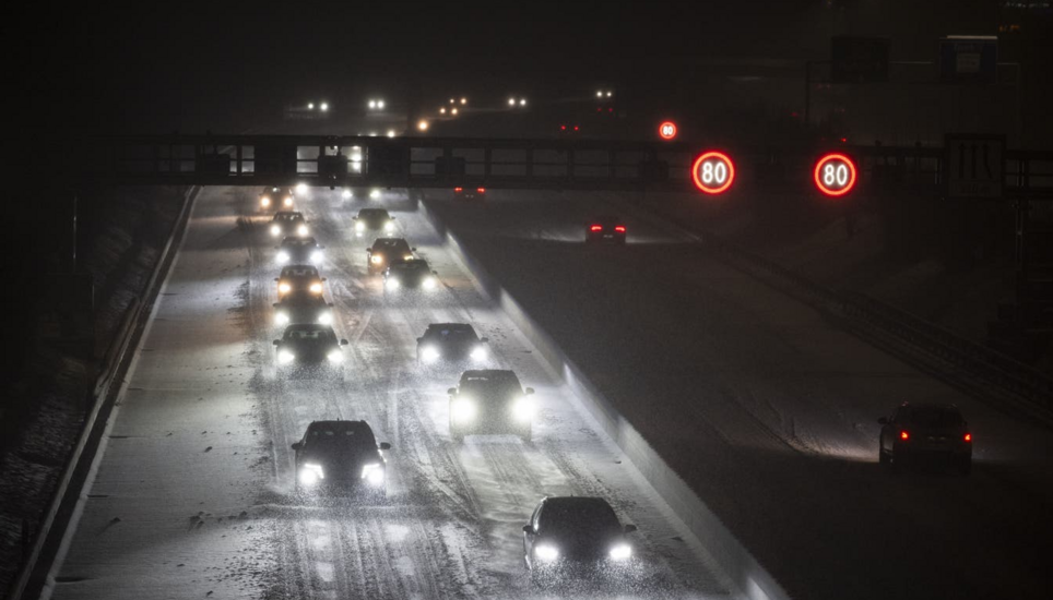 Autos fahren am Samstagabend auf der verschneiten Autobahn um Winterthur. Bild: Ennio Leanza / Keystone