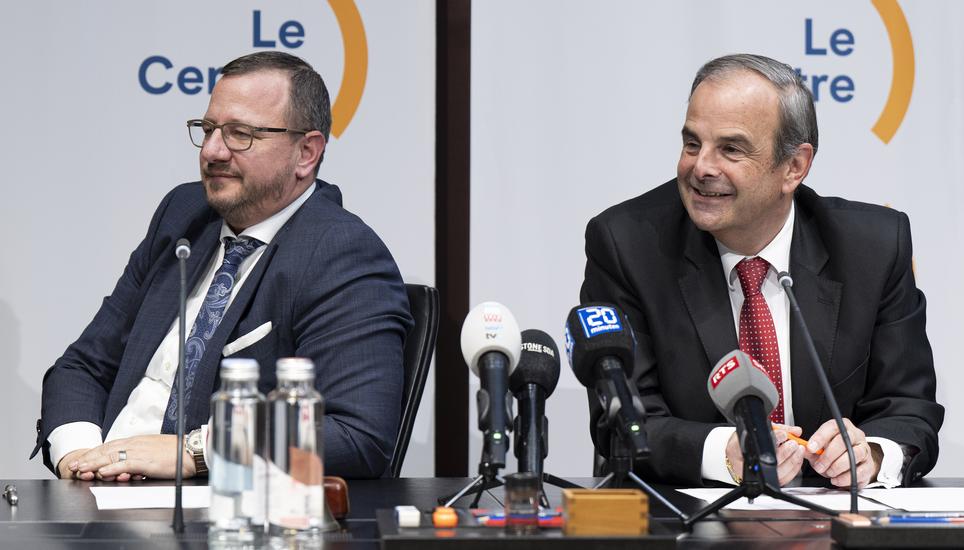 Parteipräsident Gerhard Pfister (r.) und Fraktionschef Philipp Bregy vor den Medien am 20. Januar in Bern. Bild: Keystone