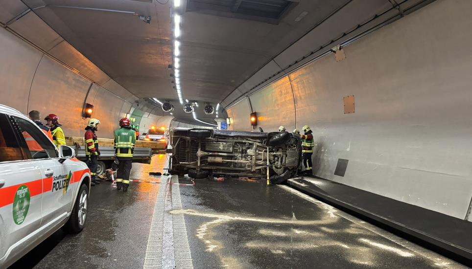 Wie die Polizei auf Anfrage der SN bestätigt, ereignete sich kurz nach 9 Uhr im Galgenbucktunnel ein Unfall. Bild: zVg/Schaffhauser Polizei