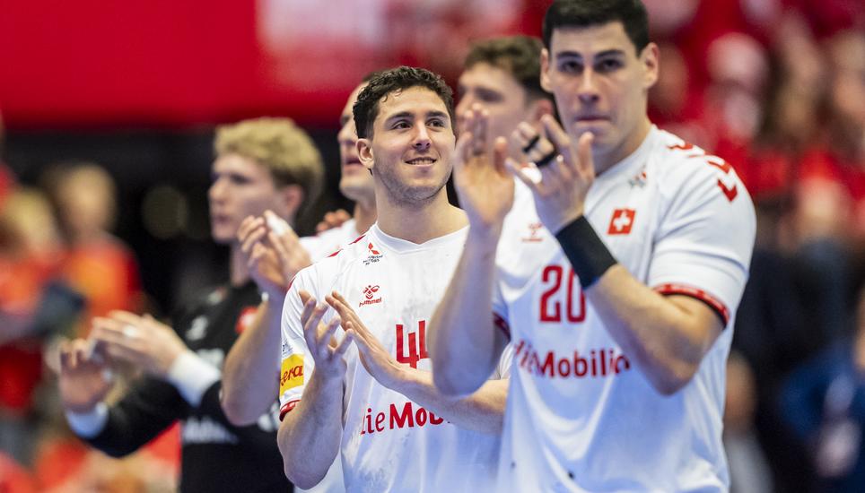 Die Kadetten-Spieler Luka Maros (rechts) und Mehdi Ben Romdhane (Mitte) trugen massgeblich zum guten WM-Abschneiden der Schweizer Handballer bei. Bild: Keystone