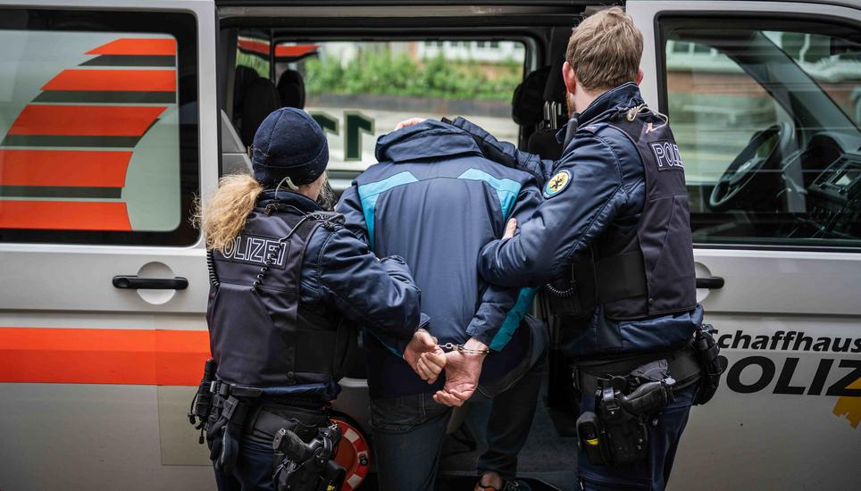 Die Schaffhauser Polizei konnte den 37-Jährigen in der Nähe des Bahnhofs festnehmen. Bild: Lea Biedermann Schaffhauser Polizei Verkehrskontrolle und Verhaftung, fotografiert am Montag, 22. April 2024 in Schaffhausen (Lea Biedermann / Schaffhauser Nachrichten)