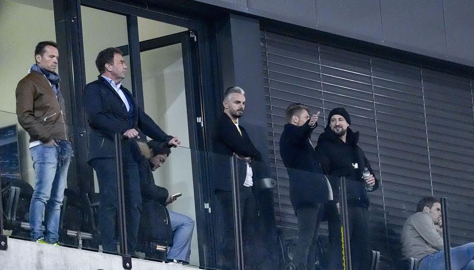 Blick auf die Loge beim FCS-Heimspiel gegen Vaduz. Bei dem am Handy sitzenden Herrn handelt es sich offenbar um den potenziellen asiatischen Investor Hiroyuki Ono. Rechts neben ihm steht Boletin Hasani. Bild: Roger Albrecht 07.03.2025, Schaffhausen, Fussball Challenge League - FC Schaffhausen - FC Vaduz; (Roger Albrecht/sport-presse)