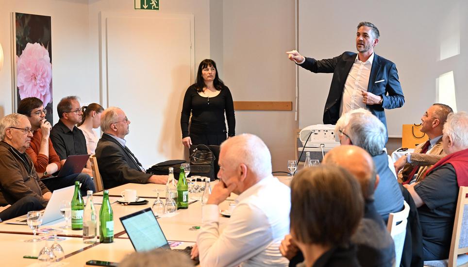 Ein wenig nervös, aber mit viel Leidenschaft: Brüngger skizzierte vor den FDP-Mitgliedern seine politischen Positionen. Bild: Michael Kessler
