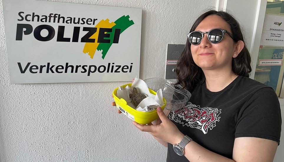 Susanne Koch konnte ihre Schildkröte wieder in Empfang nehmen. Bild: SHPol
