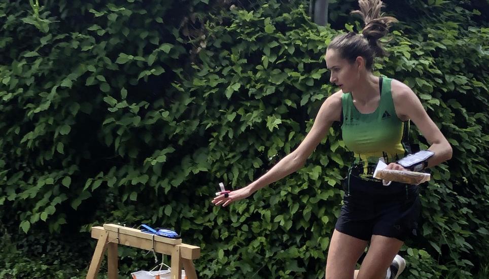 Elite-Läuferin Paula Gross acht Sekunden vor dem Zieleinlauf am letzten Posten. Bild: Beat Meier