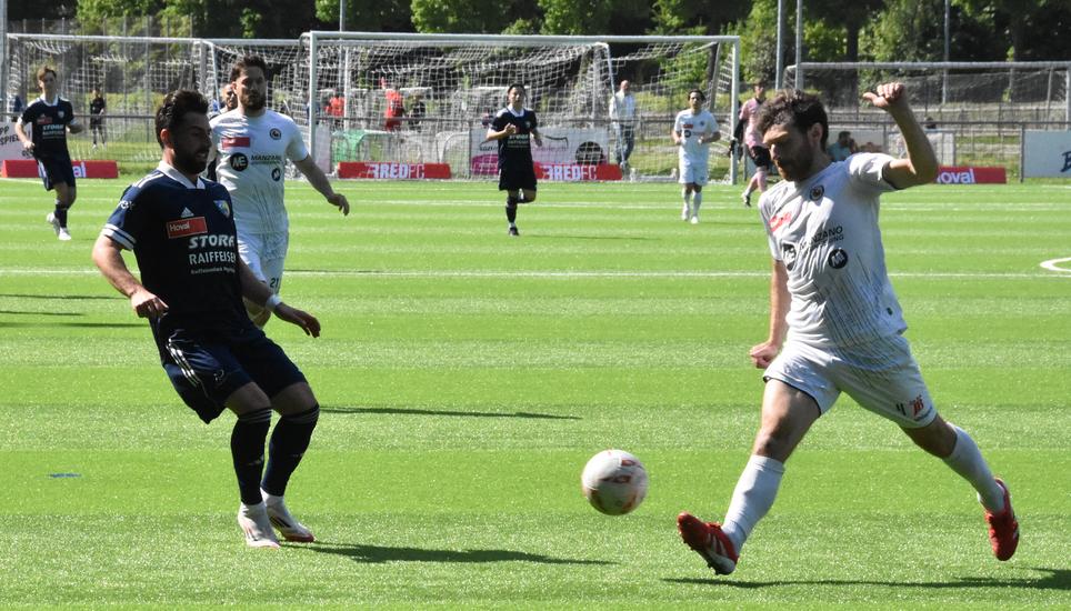 Innenverteidiger Fabio Schmocker von der SV Schaffhausen (rechts) klärt vor dem Gegenspieler des FC Uzwil. Bild: Oesch