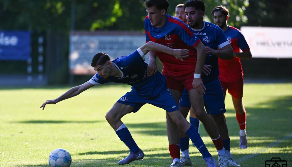 Der FC Beringen (rote Trikots) feierte bei NK Dinamo einen 3:2-Sieg. Bild: Davide Mühlebach