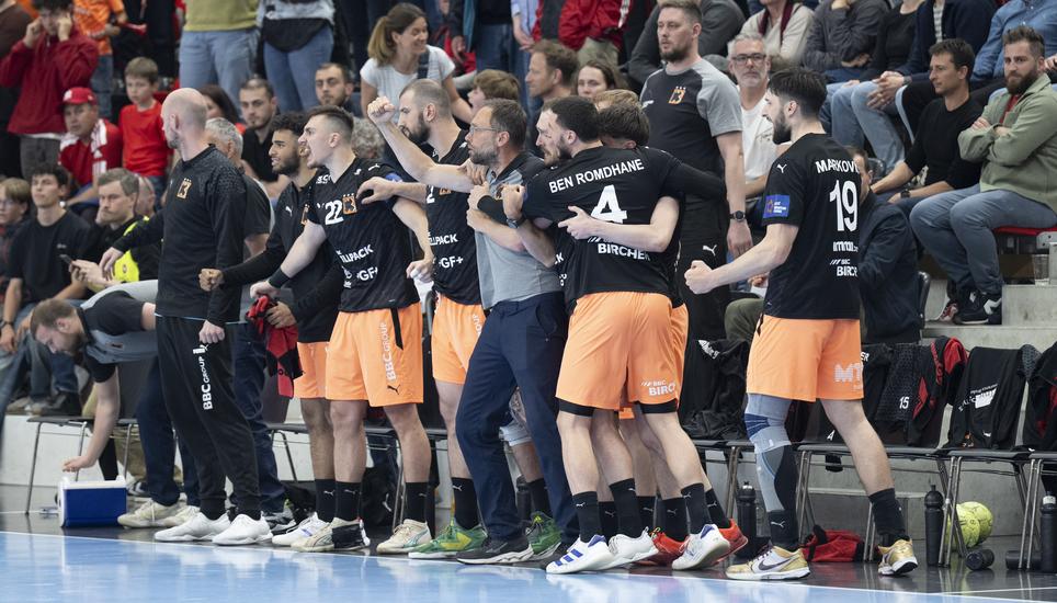 Die Mannschaft feiert mitsamt Staff und Trainerteam den 29:27-Sieg im zweiten Playoff-Finalspiel beim BSV Bern. Bilder: Keystone