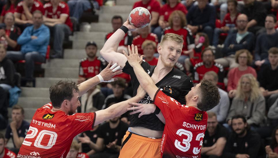 Durchgebissen: Ariel Pietrasik und die Kadetten stehen nach dem Sieg in Bern vor dem 15. Meistertitel der Klubgeschichte.