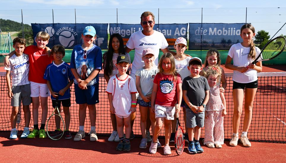 Michael Rutsche inmitten der Tenniskids.