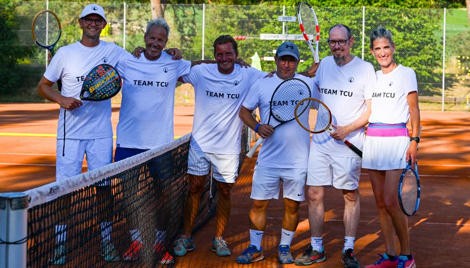 Von links: Die Tennislehrer Tobias Köck und Stephan Benz spielten gegen den Vorstand Michael Rütsche, Daniel Schroth, Christian Paul, Marion Kyburz.