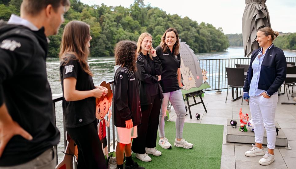 Die 96-fache deutsche Nationalspielerin und Ex-Nationaltrainerin der Schweiz Inka Grings (rechts) ist für die ARD als EM-Expertin tätig. Spielerinnen vom Spilvi Team Frauen im ARD Morgenmagazin mit Moderatorin Okka Gundel und Ex Fussballerin Inka Grings, fotografiert am Rheinfall, Bild zeigt vlnar Christoph Schärrer, Pascale Pfeiffer, Imara Chebel, Lara Galliker und Sarah Villanova, am