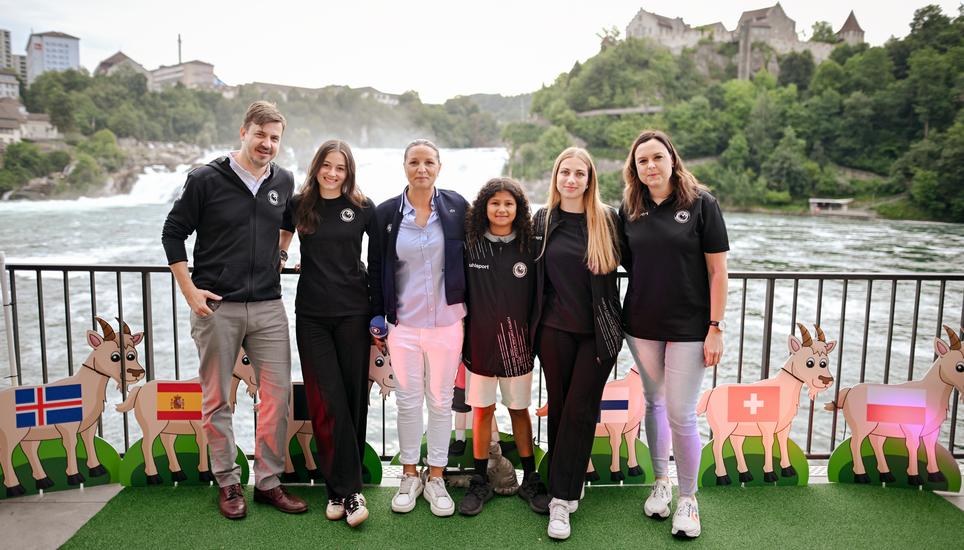 Das Treffen mit einer der erfolgreichsten deutschen Fussballerinnen ist für die «Spielvi»-Delegation ein ganz besonderes Erlebnis. Spielerinnen vom Spilvi Team Frauen im ARD Morgenmagazin mit Moderatorin Okka Gundel und Ex Fussballerin Inka Grings, fotografiert am Rheinfall, Bild zeigt vlnar Christoph Schärrer, Pascale Pfeiffer, Imara Chebel, Lara Galliker und Sarah Villanova, am