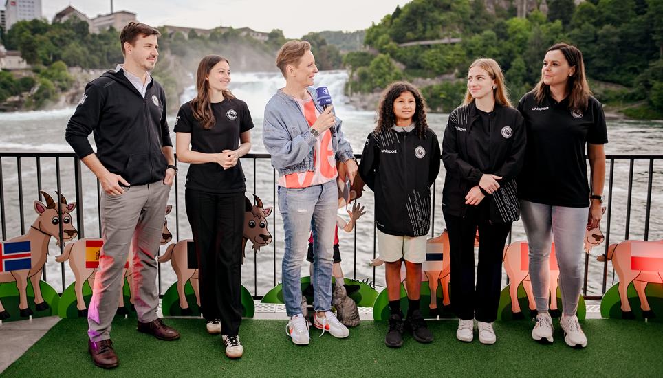 Live-Schalte vor imposanter Kulisse: Die SVS-Delegation mit Moderatorin Okka Gundel (Dritte von links). Bilder: Melanie Duchene Spielerinnen vom Spilvi Team Frauen im ARD Morgenmagazin mit Moderatorin Okka Gundel und Ex Fussballerin Inka Grings, fotografiert am Rheinfall, Bild zeigt vlnar Christoph Schärrer, Pascale Pfeiffer, Imara Chebel, Lara Galliker und Sarah Villanova, am
