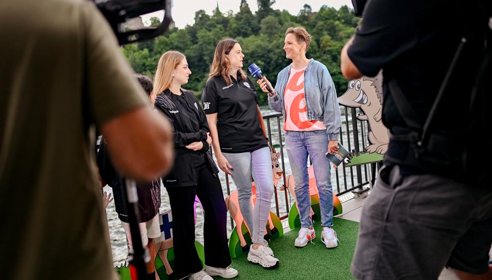 Wie schon tags zuvor sorgt das Kamerateam des ersten deutschen TV-Senders für eine reibungslose Live-Schalte ans Rheinfallbecken. Spielerinnen vom Spilvi Team Frauen im ARD Morgenmagazin mit Moderatorin Okka Gundel und Ex Fussballerin Inka Grings, fotografiert am Rheinfall, Bild zeigt vlnar Christoph Schärrer, Pascale Pfeiffer, Imara Chebel, Lara Galliker und Sarah Villanova, am